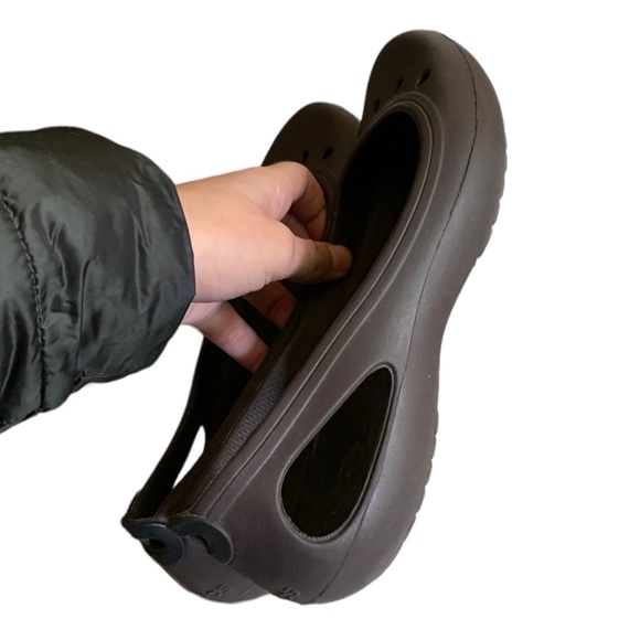 CROCS women’s brown flats - Picture 6 of 9